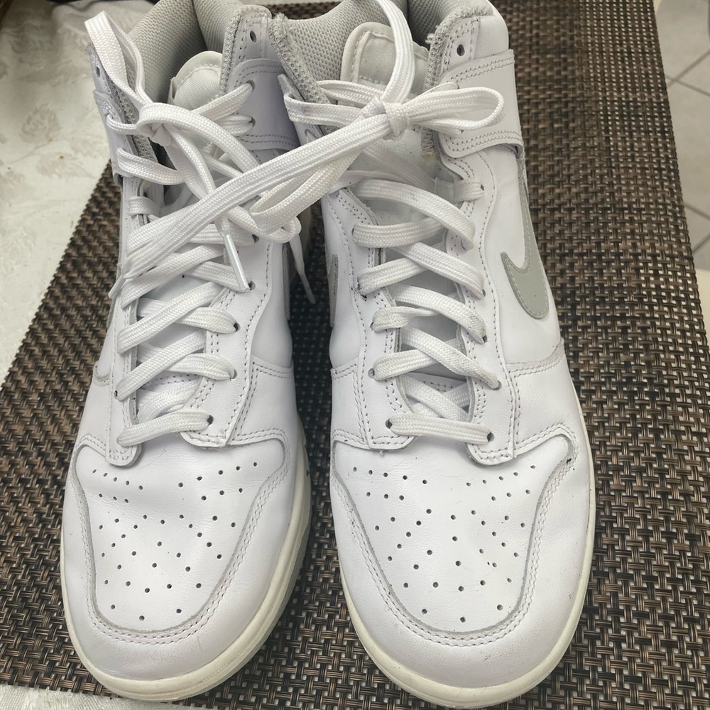 Nike Men’s White and Light Gray Low-Top Sneakers